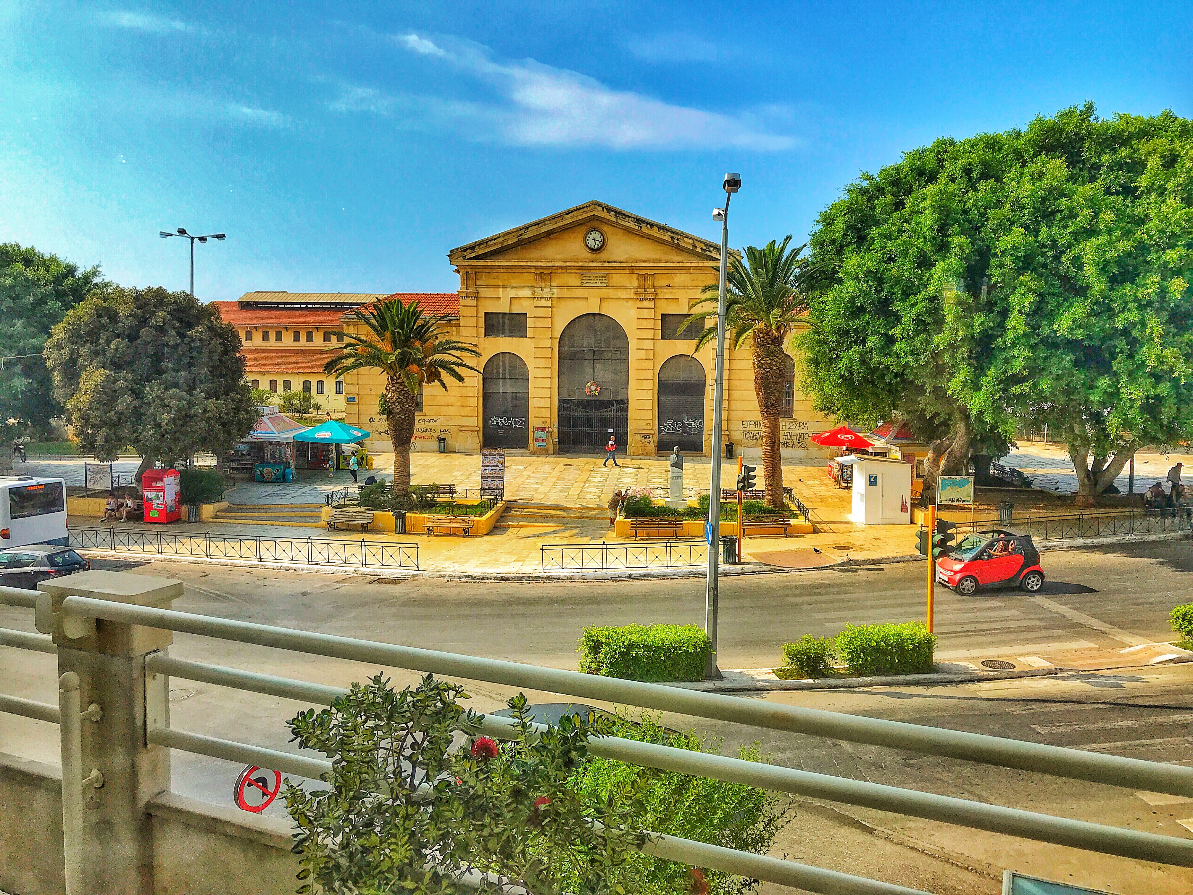 Θέα από την καφετέρια του ξενοδοχείου Κύδων 4* στα Χανιά Κρήτης προς την παλιά αγορά των Χανίων.