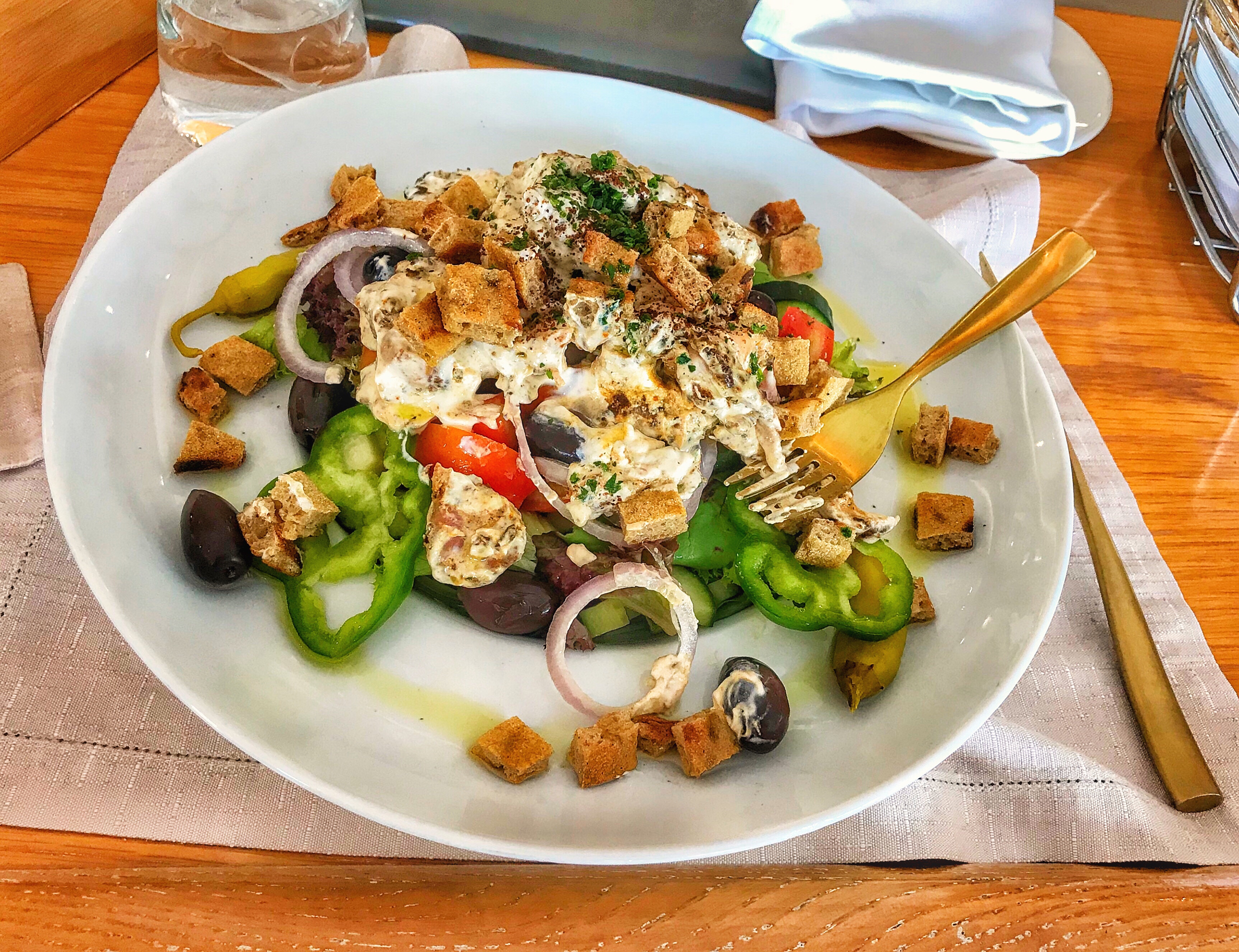 Φαγητό στο ξενοδοχείο Κύδων 4* στα Χανιά Κρήτης. Σαλάτα κοτόπουλο με σάλτσα γιαουρτιού. 