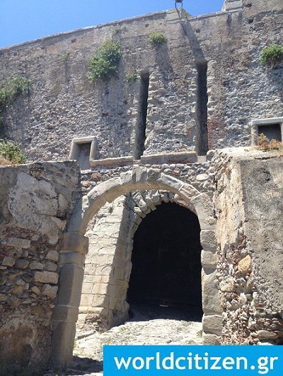 Εσωτερική πύλη του κάστρου στο Μιλάτσο της Σικελίας στην Ιταλία.
