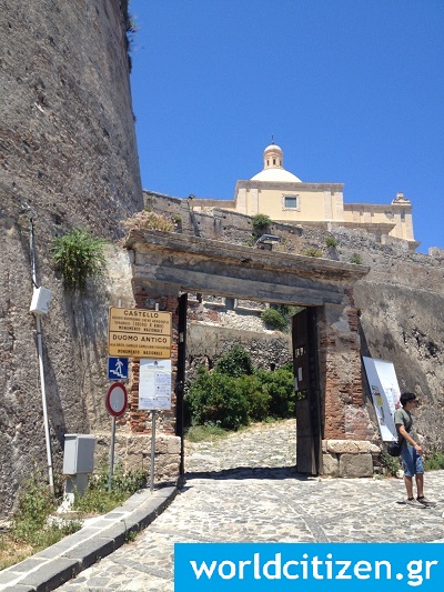 Η εξωτερική πύλη του κάστρου στο Μιλάτσο της Σικελίας στην Ιταλία.