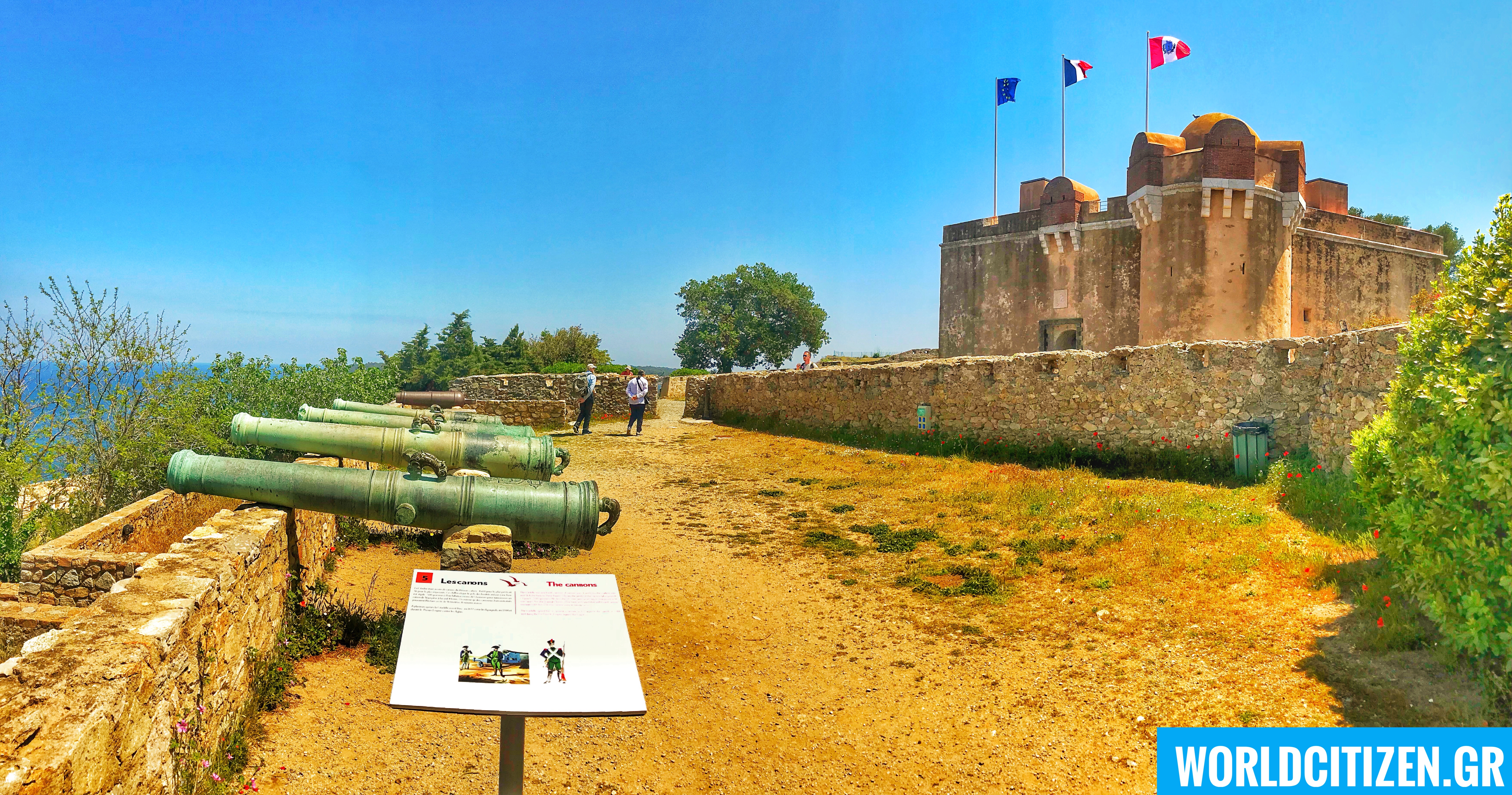 Κάστρο Citadelle σε κοντινό λόφο στο λιμάνι - κέντρο του Σαιντ Τροπέζ.