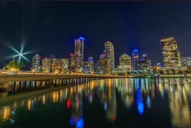 Brickell Key, Miami - Ουρανοξύστες & νυχτερινή διασκέδαση / Flickr, Juan Faraldos.