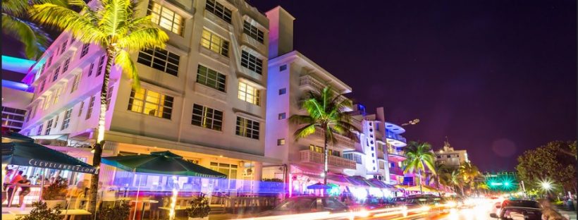 South Beach - Miami. Ο δρόμος Ocean Drive γεμάτος bars & εστιατόρια.