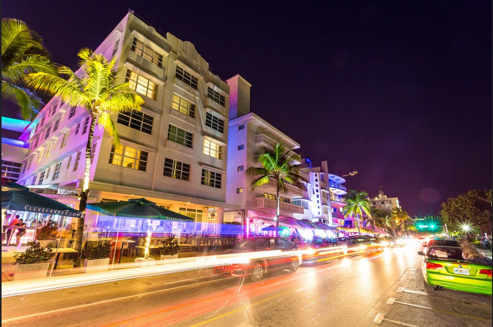 South Beach - Miami. Ο δρόμος Ocean Drive γεμάτος bars & εστιατόρια.